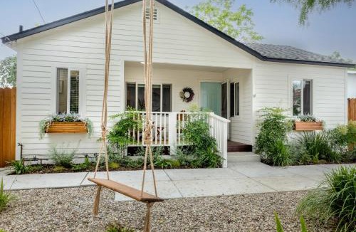 Thousand Oaks House | Retro Cottage, Hot Tub, Putting Green, walk to all