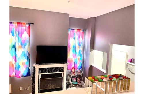 Sylmar House | Retro eclectic 3 bedroom townhouse- content heaven