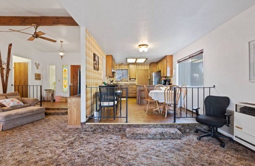 Twain Harte Cabin | Retro Family Cabin in Twain Harte | AC & Bunk Room