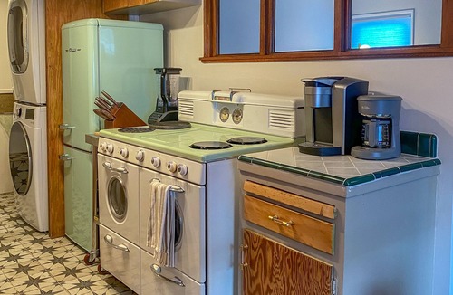 Eastside Condo | Retro Vibes - Updated 1950s 1 Br/1 bath Duplex Unit