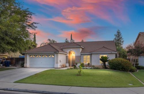Greenacres Villa | Revitalizing 3 Bedroom Home With Pool, Pet-Friendly, Wi-fi