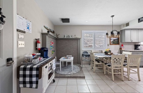 Groveland House | Rick’s Lakehouse Retreat – A Tranquil Getaway by Lake Don Pedro