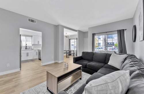 Belmont Shore House | Right By The Sand, Entire 3-Bedroom House In Belmont Shore