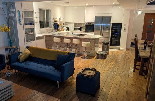 St. Margarets and North Twickenham House | River House with Heated Pool (Apr-Sep), Parking & Garden