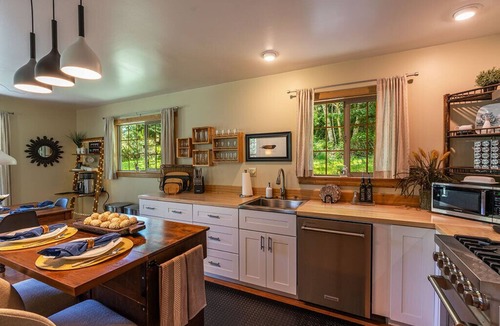 Pacific House | River Way Cottage - New & Fabulous! Super value!
