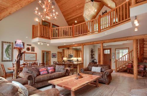 North Wawona House | Rivercrest Lodge with Hot Tub-Pool Table-Firepit
