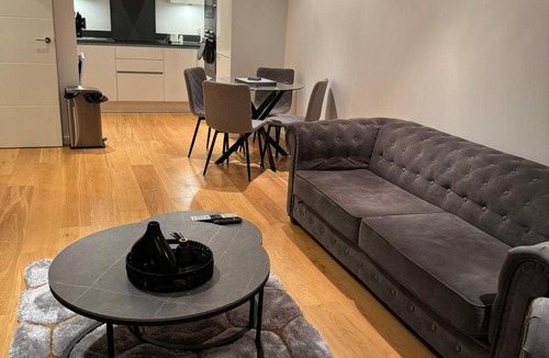 Syon Apartment | Riverfront: 2 Bed in London - Parking