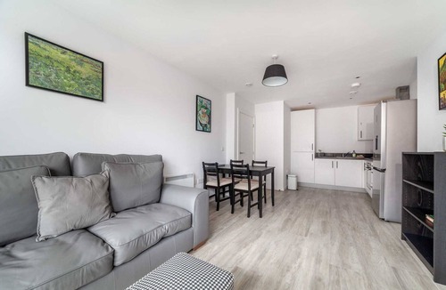 Brentford Apartment | Riverside Retreat Modern Flat in Brentford