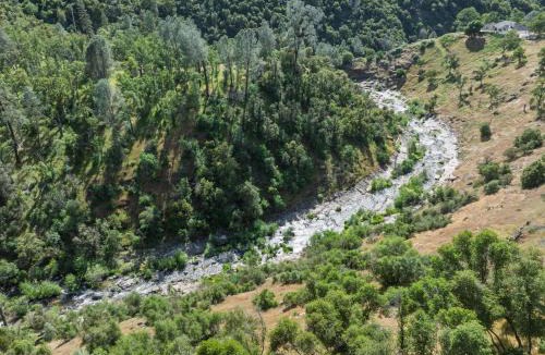 Ahwahnee House | Rivertop Hideaway with HUGE views-Hot Tub-EV-more!
