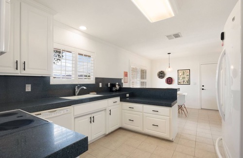 Yucca Valley House | 💦 Roadrunner Inn - Pool, Hot Tub, BBQ and Fire Pit! 💦