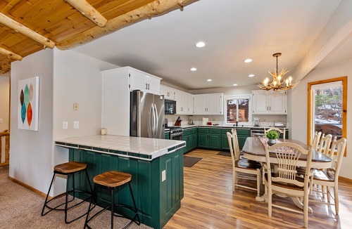 Upper Moonridge Cabin | Rocky Top Retreat by Destination Big Bear : Big Hot Tub! Less than 1 Mile to Bear Mountain! Pool Table! BBQ! Huge Kitchen! Pet Friendly! Large TV!