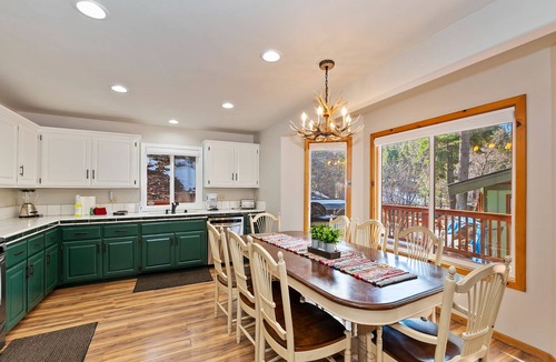 Upper Moonridge Cabin | Rocky Top Retreat by Destination Big Bear : Big Hot Tub! Less than 1 Mile to Bear Mountain! Pool Table! BBQ! Huge Kitchen! Pet Friendly! Large TV!