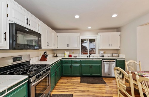 Upper Moonridge Cabin | Rocky Top Retreat by Destination Big Bear : Big Hot Tub! Less than 1 Mile to Bear Mountain! Pool Table! BBQ! Huge Kitchen! Pet Friendly! Large TV!
