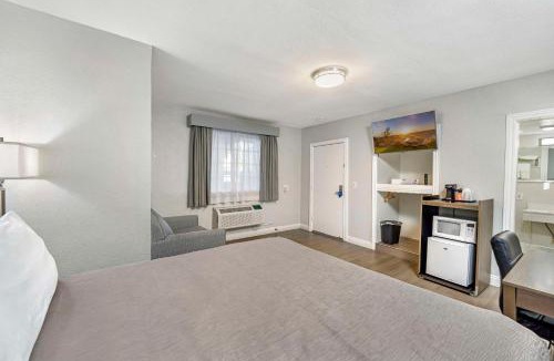 Stockton Hotel | Rodeway Inn Stockton Highway 99
