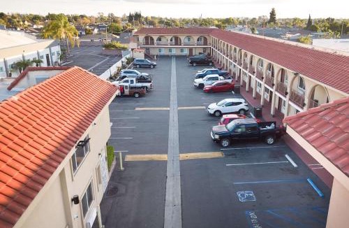 Bellflower Hotel | Rodeway Inn & Suites