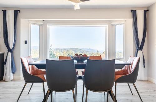 Mariposa House | Rolling Oaks Ranch - 200 Acres of Lakeside Beauty & Countryside Serenity