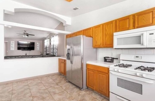 Greenacres House | Rollingbay · Luxurious 4BR Getaway with Pool Table & 70” TV