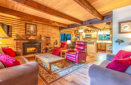 Idyllwild Cabin | ROMANTIC LOG CABIN ~ Quiet, Clean, Cozy ~Walk to Trails, 3 Min to Town!