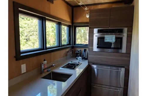 Santa Venetia Apartment | Romantic Onsen Retreat Mid-Century Suite, Pool, Views, Sauna!