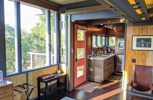 Santa Venetia Apartment | Romantic Onsen Retreat Mid-Century Suite, Pool, Views, Sauna!