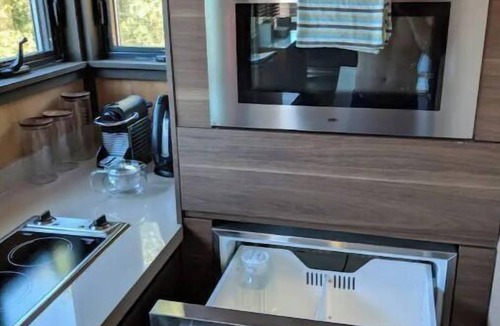 Santa Venetia Apartment | Romantic Onsen Retreat Mid-Century Suite, Pool, Views, Sauna!