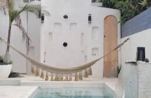 North Long Beach House | Romantic style El y Ella home. nCozy family- sized . .