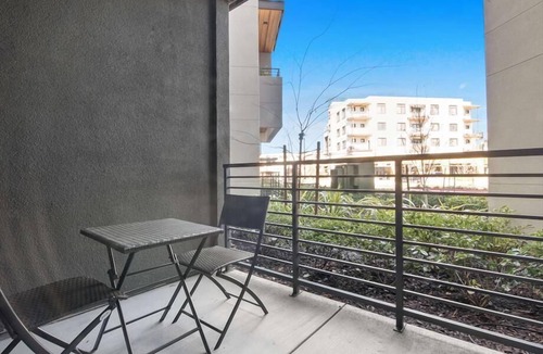 Menlo Park Apartment | Rooftop Sky Lounge w/BBQ & Fire Pit | Near Stanford Hospital