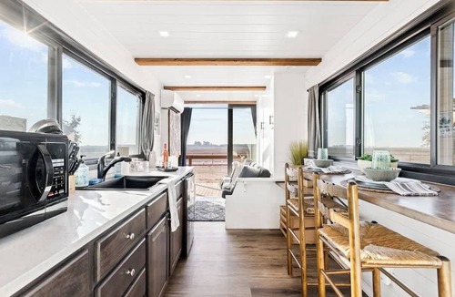 Tulare House | Rooftop Spa! Tiny Home on the Farm with Gym