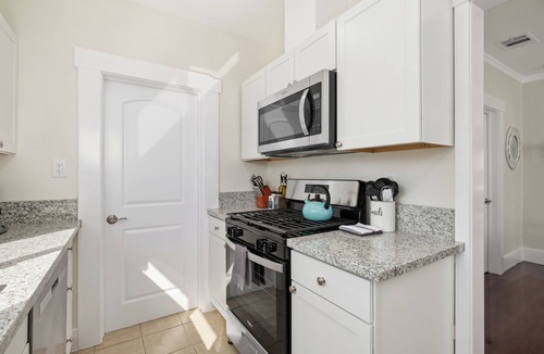 Raisin House | Roomy/Comfy 2B/1Bth w Dinning Room