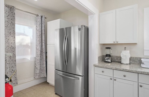 Raisin House | Roomy/Comfy 2B/1Bth w Dinning Room