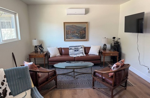 North Central House | Rose Bowl Bungalow. Cozy 2BR Retreat w/Patio, BBQ & Near Rose Bowl