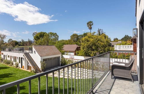 Greater Wilshire - Hancock Park Apartment | Rosewood Avenue II by onefinestay