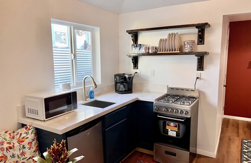 Shelltown Apartment | Rosy Casita with A/C near Base & Downtown with easy access to freeway
