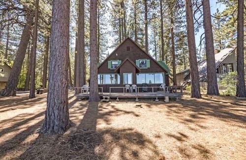 Al Tahoe House | Rustic 6 Bedroom Cabin - Lakefront, Central in Tow