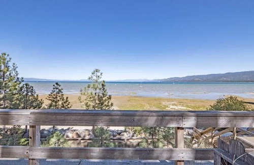 Al Tahoe House | Rustic 6 Bedroom Cabin - Lakefront, Central in Tow