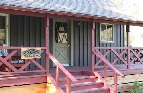 Oakhurst House | Rustic Chapparal Cabin at Bass Lake Heights