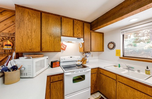 Lakeshore Condo | Rustic Condo with Shared Pool & Hot Tub - Walking Distance to Huntington Lake