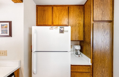 Lakeshore Condo | Rustic Condo with Shared Pool & Hot Tub - Walking Distance to Huntington Lake