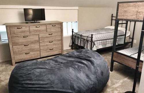 Mammoth Lakes Apartment | Rustic Modern Condo - Close to Village - Sleeps 10
