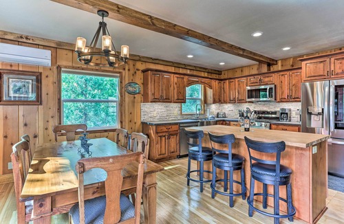 Oakhurst Cottage | Rustic Oakhurst Retreat < 4 Mi to Bass Lake!