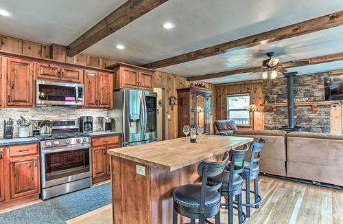 Oakhurst Cottage | Rustic Oakhurst Retreat < 4 Mi to Bass Lake!