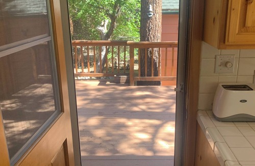 Big Bear City Cabin | Rustic, Quite Log Cabin, Perfect for Romantic Couples or Small Families!