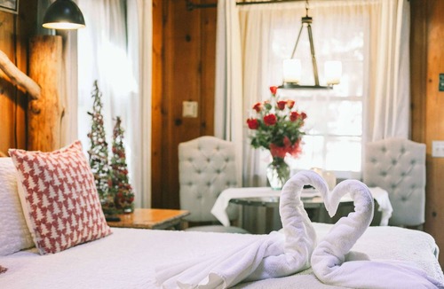 Twin Peaks Hotel | Rustic Romance - Studio | One Bed | ¾ Bathroom with Jacuzzi | Sleeps Two