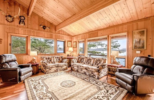 Eastsound House | Rustic Waterfront Cabin in Eastsound with Private Beach Access and Ocean Views