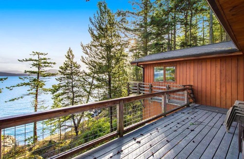 Eastsound House | Rustic Waterfront Cabin in Eastsound with Private Beach Access and Ocean Views