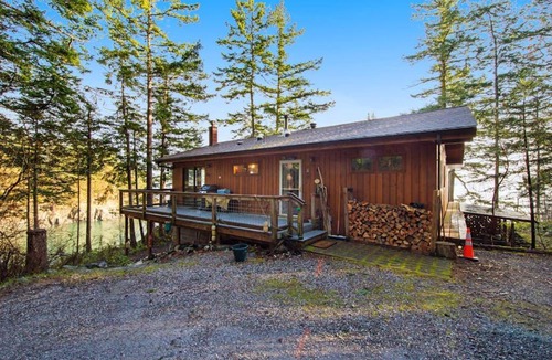 Eastsound House | Rustic Waterfront Cabin in Eastsound with Private Beach Access and Ocean Views