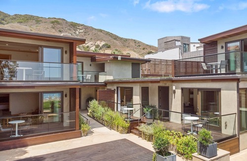 Eastern Malibu Apartment | SA Beach Suites #4 - Luxury Suite on Carbon Beach 1 Bedroom/Living room