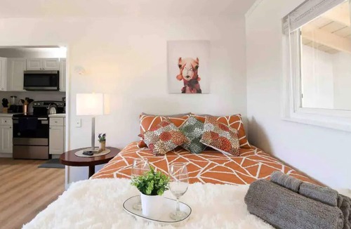 Rialto House | Sage: A Cozy Studio in Rialto