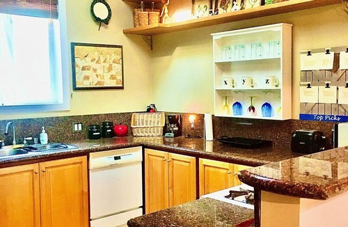Hollywood House | Sallie's BEST Guesthouse: GREAT NEIGHBORHOOD, comfortable, convenient, beautiful