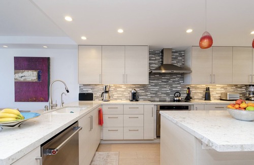 Marina del Rey Condo | Santa Monica Adjacent. Spectacular Executive 2 bedroom Condo. Views, Pool & Gym